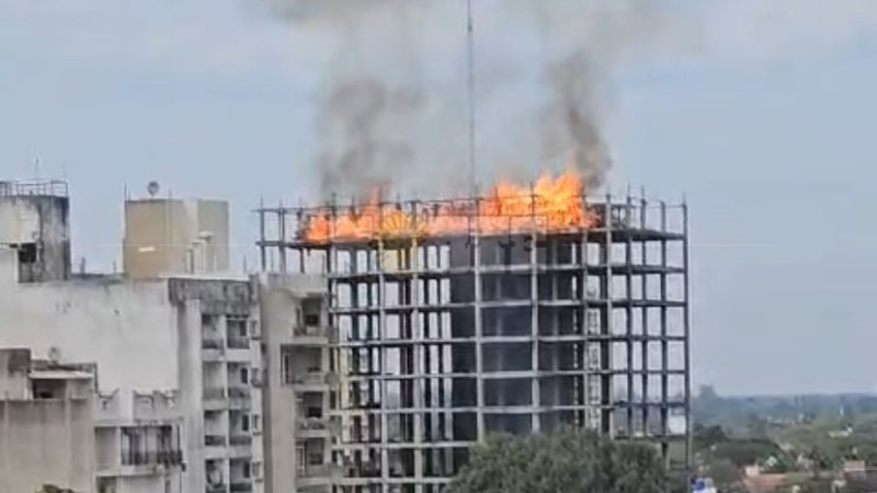 Principio de incendio en un edificio en construcción de Resistencia