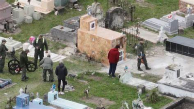 Realiza excavaciones en el cementerio de 9 de Julio y hay procedimientos en la casa de Maciel