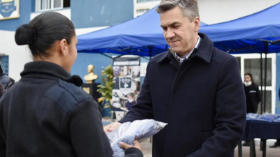 El gobernador Zdero entregó uniformes a futuros agentes de la Policía del Chaco