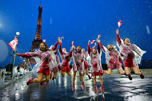 Miembros de la delegación de Canadá posan en el Puente de Iena durante la ceremonia de apertura de los Juegos Olímpicos de París 2024. Foto de Martin BERNETTI / AFP.