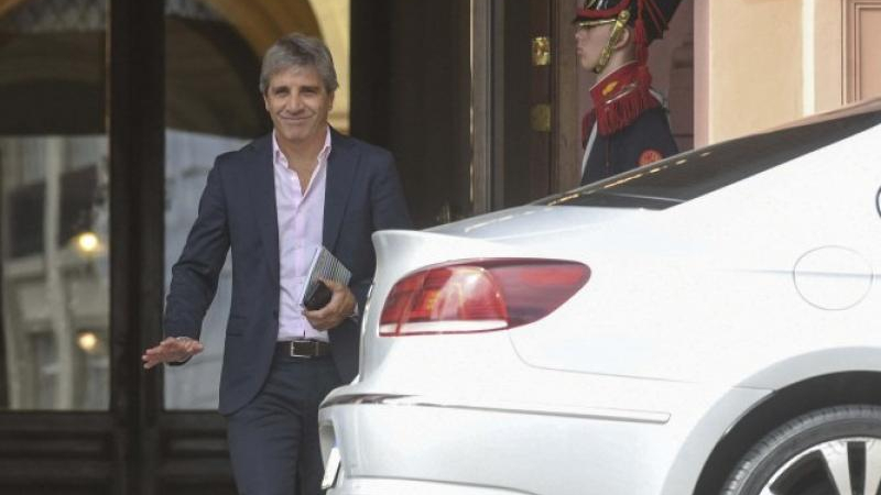 El Central pudo comprar reservas porque Caputo pateó el pago al FMI