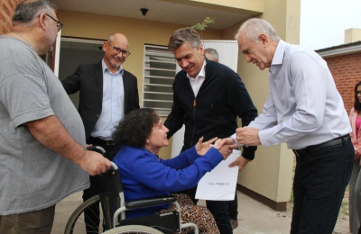 El gobernador Zdero entregó viviendas en la chacra 214