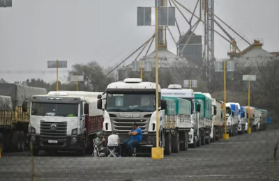 Aceiteros siguen con el paro que afecta la exportación de granos