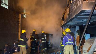 Pudo ser una tragedia: sofocan incendio de una camioneta dentro de un galpón