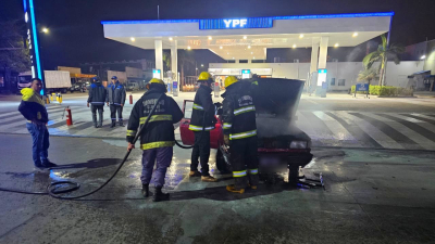 Un auto se prendió fuego en una estación de servicio