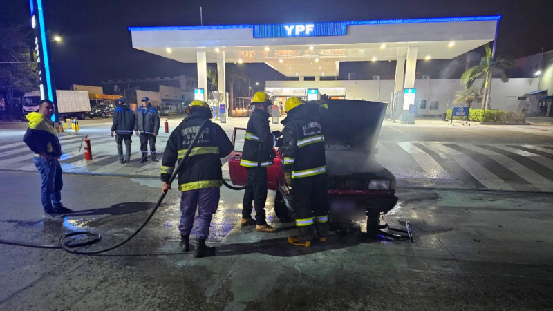 Un auto se prendió fuego en una estación de servicio