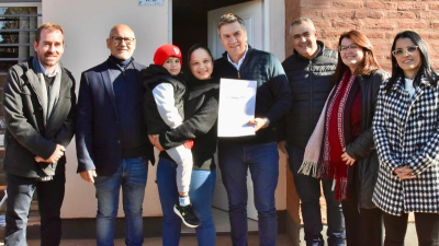 El gobernador Zdero entregó 27 viviendas en Margarita Belén