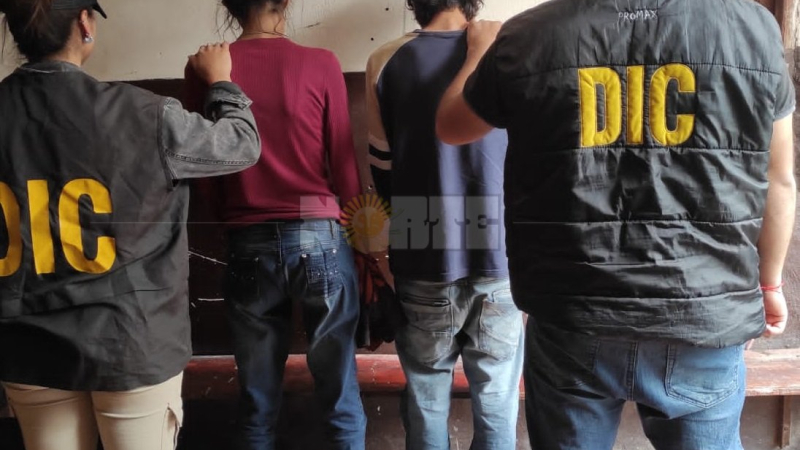 Una trabajadora sexual emboscó con su pareja a un cliente y lo asaltaron