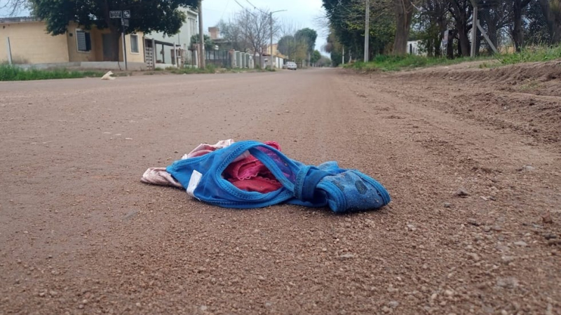 Cientos de bombachas aparecieron tiradas en más de 6 km en Colonia Caroya