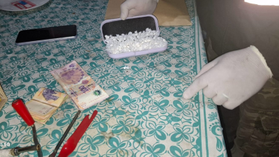 Incautan cerca de cuatro millones de pesos y varias bochitas de cocaína