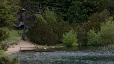 Sin autorización, barrio privado pone muelle en el Nahuel Huapi 