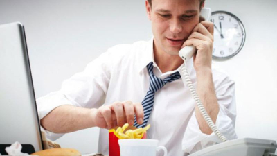 Comer rápido no es un simple hábito: es una mala práctica que pasa factura