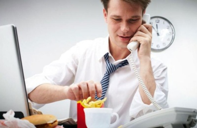 Comer rápido no es un simple hábito: es una mala práctica que pasa factura