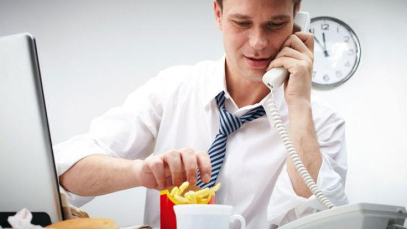 Comer rápido no es un simple hábito: es una mala práctica que pasa factura