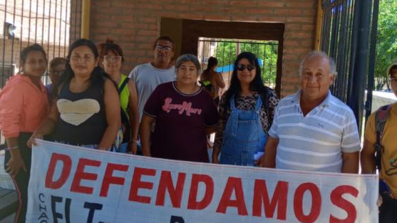 Continúan los despidos de ferroviarios y el abrazo simbólico para defender el tren