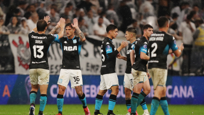 Racing enfrenta a Corinthians por un lugar en la final