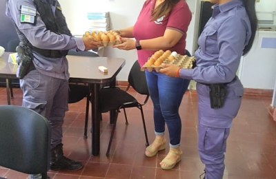 Lo detuvieron mientras vendía huevos robados