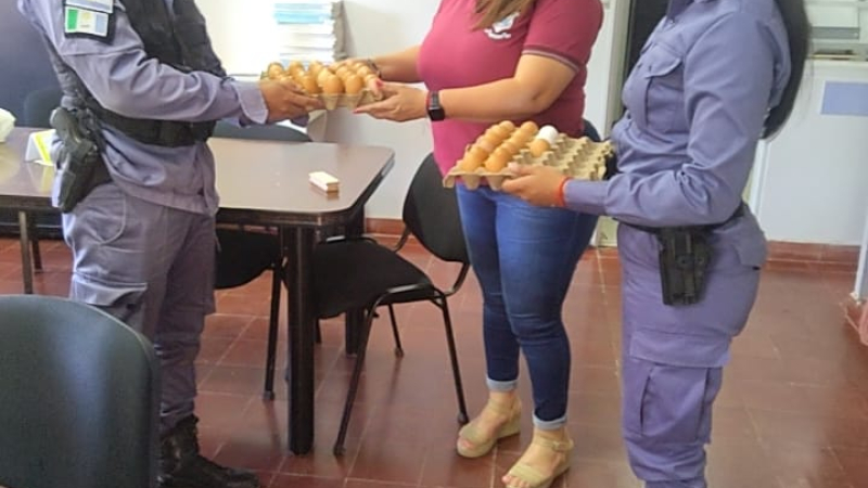 Lo detuvieron mientras vendía huevos robados