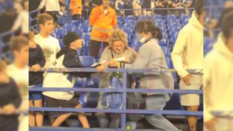 Un jugador de Vélez tiró su camiseta a la tribuna y provocó una tensa pelea entre una mujer y un nene