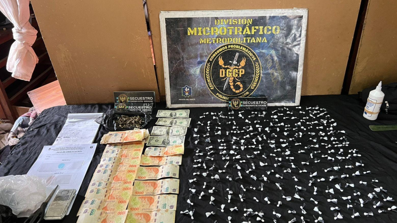 Secuestraron drogas y dinero en efectivo tras un allanamiento en el barrio Familia Unidas