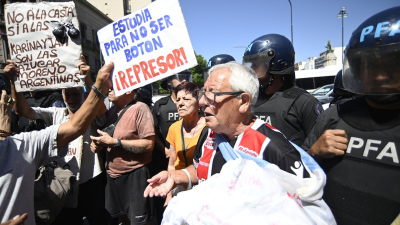 Jubilados protestaron contra el PAMI por restringir medicamentos