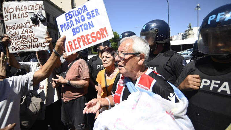 Jubilados protestaron contra el PAMI por restringir medicamentos 