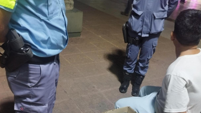 Demoran a un hombre consumiendo estupefacientes en la peatonal de Resistencia