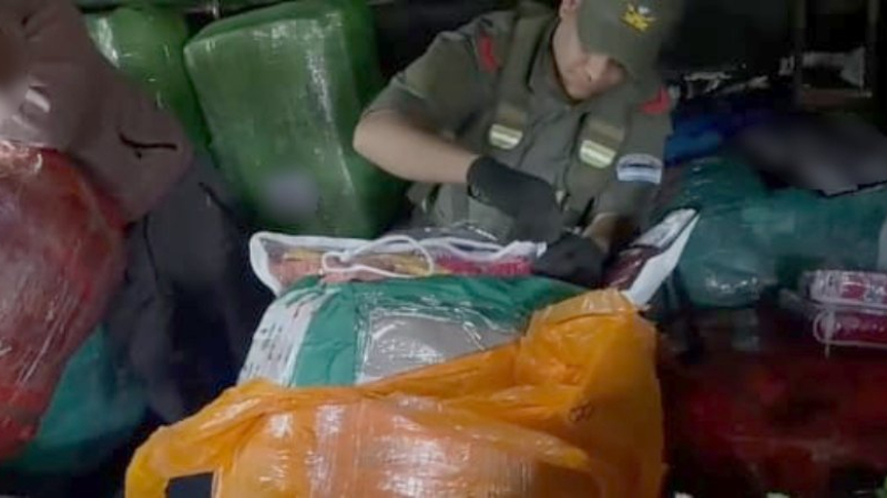 Viajaba en un "tour de compras" con 21 kilos de cocaína ocultos entre sábanas y mantas