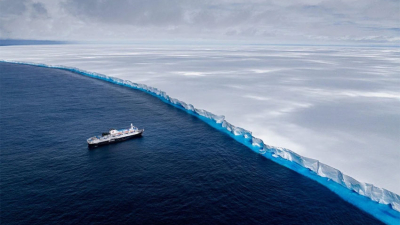 El iceberg más grande del mundo se desprendió y navega por el océano