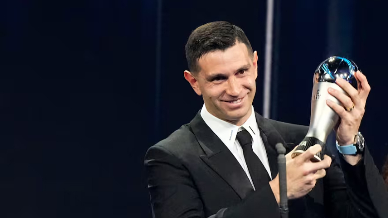 Dibu Martínez fue elegido mejor arquero del mundo por segunda vez y Vinicius tuvo su desquite