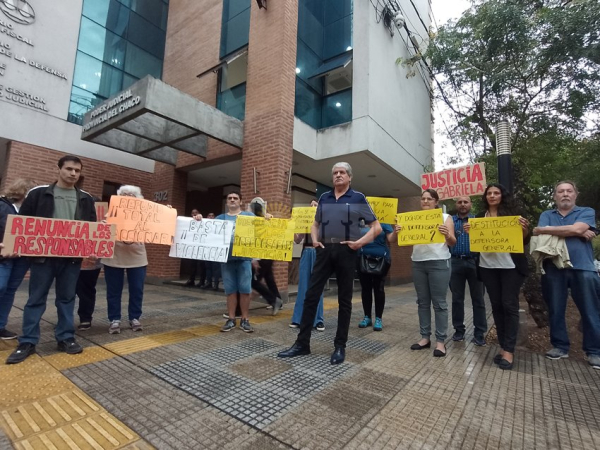 Amigos, familiares y vecinos de la abogada Gabriela Casa, manifiestan pidiendo su liberaciión luego de que fuera internada en contra de su voluntad. 14-10-24.
