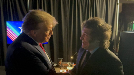 Dos melenas dudosas se saludan..jpg