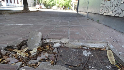 Las veredas de Resistencia convertidas en trampas para los peatones