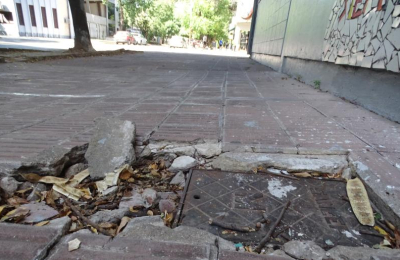 Las veredas de Resistencia convertidas en trampas para los peatones