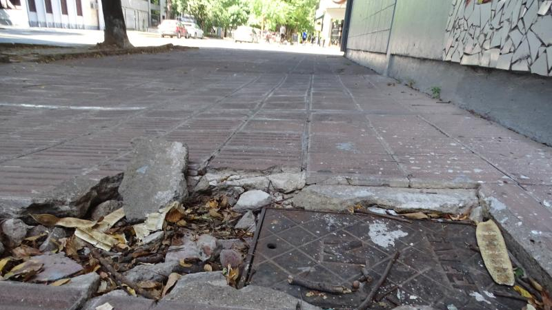 Las veredas de Resistencia convertidas en trampas para los peatones