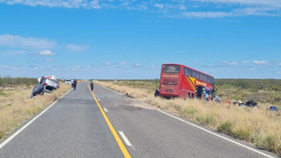 Cinco personas murieron en un choque frontal entre un colectivo y una camioneta