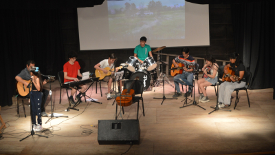 El público flotó con el semillero de músicos tiroleros del Taller 6 Cuerdas Locas
