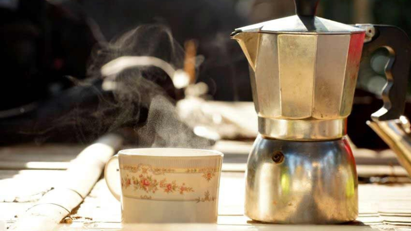 Una barista explica cómo preparar buen café en cafetera italiana y el error que no debés cometer☕