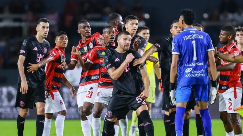 A Messi le entraron fuerte, hubo roja y se picó el amistoso internacional