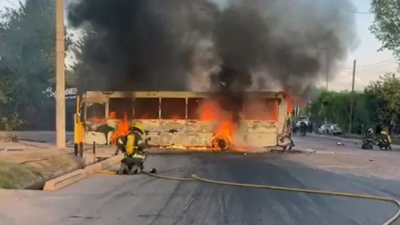 Murió un chico de 12 años al incendiarse el colectivo en el que viajaba
