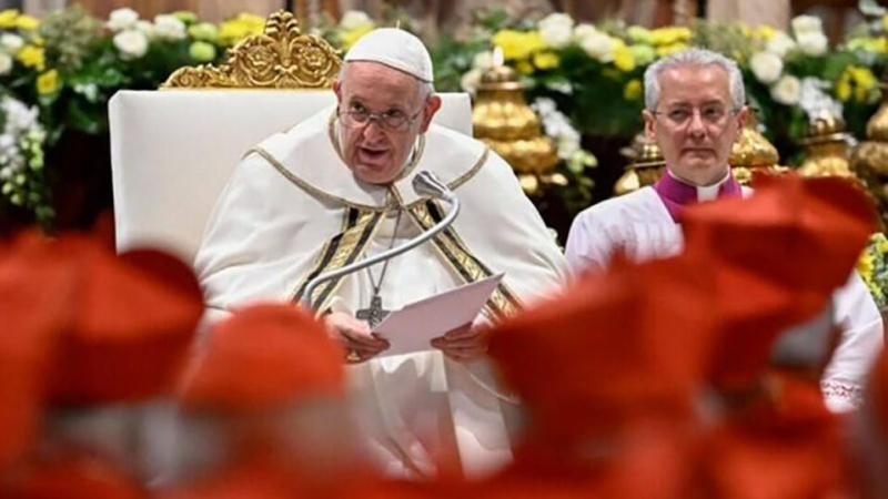 El papa Francisco sigue grave pero despierto, mientras cardenales especulan