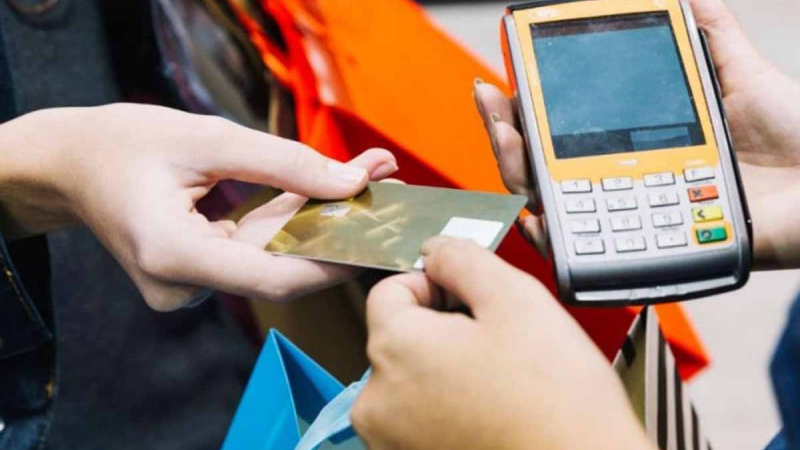 Comienzan los pagos en dólares con tarjeta de débito