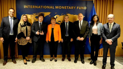 Milei discute aprobar a través de un DNU el acuerdo con el FMI
