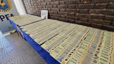 Detuvieron en una estación de servicio a un hombre con casi 20 millones falsos