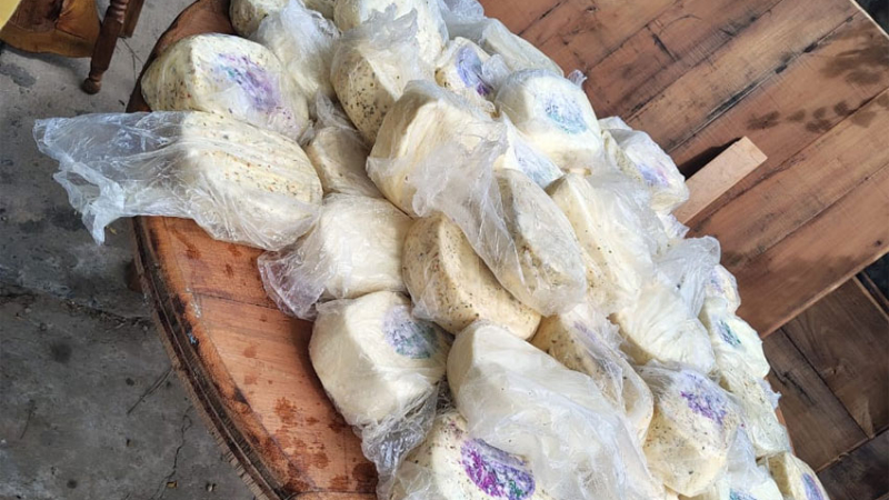 Un comerciante fue estafado por la compra de queso casero