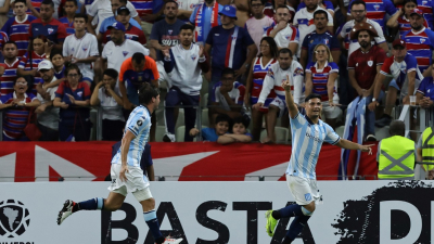 El Racing de Costas se copó y tuvo un gran debut ante Fortaleza