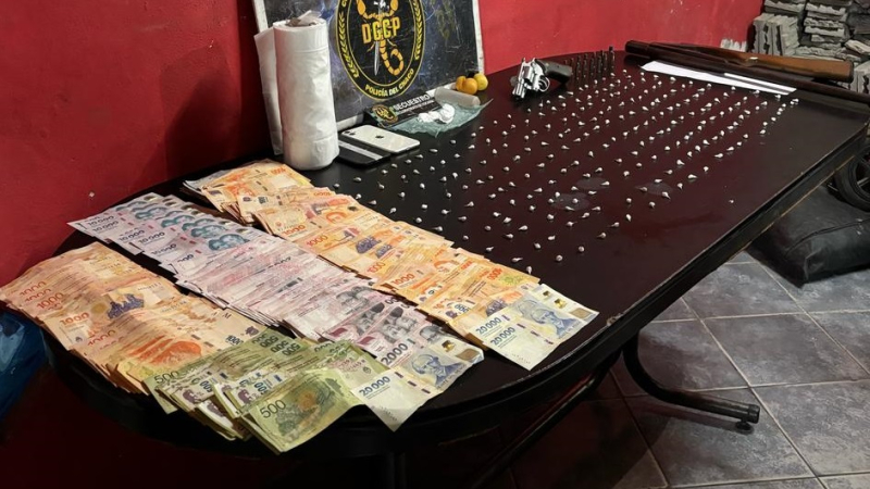 Cayeron "La Katy" y "La Adri": secuestran cocaína, armas y dinero en efectivo