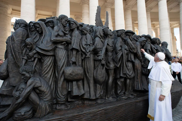 El papa Francisco asiste a la inauguración de la escultura que conmemora a los migrantes y refugiados titulada "Ángeles Inadvertidos" del artista canadiense Timothy Schmaltz en la Plaza de San Pedro en el Vaticano, el 29 de septiembre de 2019. VATICAN MEDIA - X01934.
