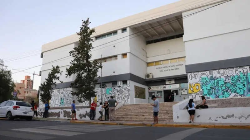 Una madre y su hija le pegaron a la directora hasta desfigurarla