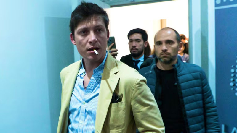 Denunciaron penalmente a Santiago Caputo por intimidar a un fotógrafo